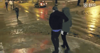 路滑扑街、裸奔、奇葩，北美一下雪，街上全是熊孩子