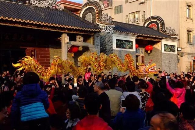 元宵跳火光嗨翻南海里水 解锁新姿势