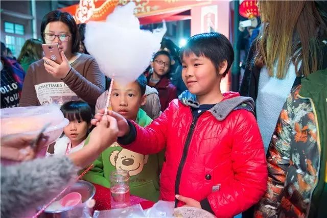 元宵跳火光嗨翻南海里水 解锁新姿势