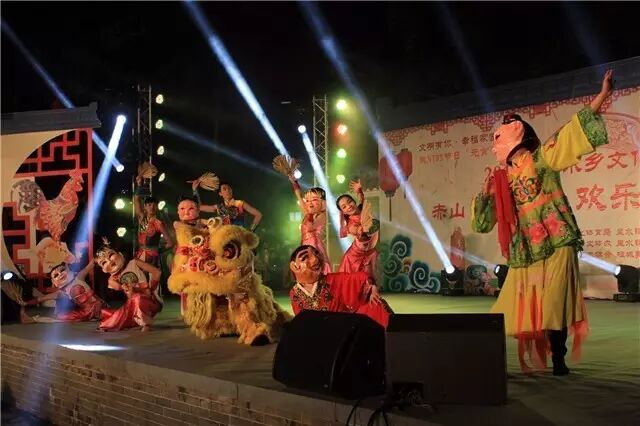 元宵跳火光嗨翻南海里水 解锁新姿势