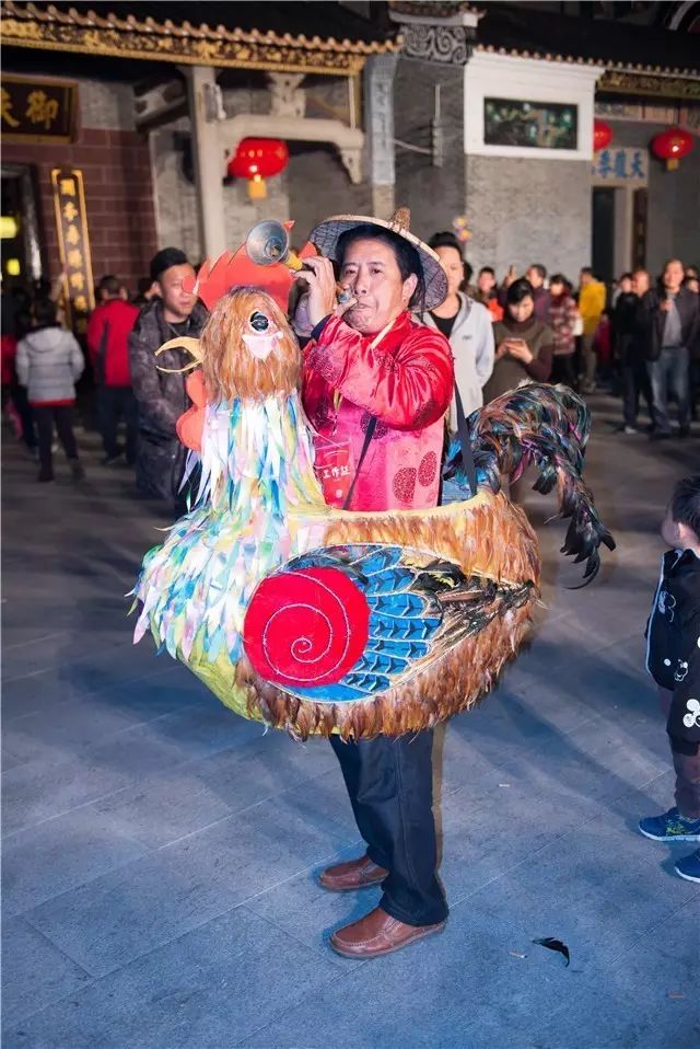 元宵跳火光嗨翻南海里水 解锁新姿势