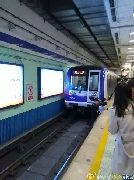 北京地铁二号线车公庄站有人坠入站台,已交由