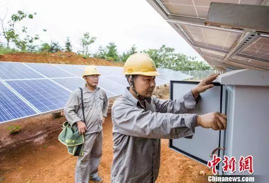 在工作人员操作下,该县目前最后一个光伏扶贫电站成功并网发电。 傅建斌 摄
