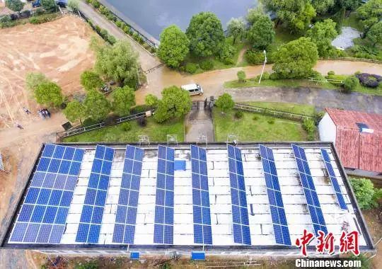 航拍江西都昌县一处光伏扶贫电站。 傅建斌 摄