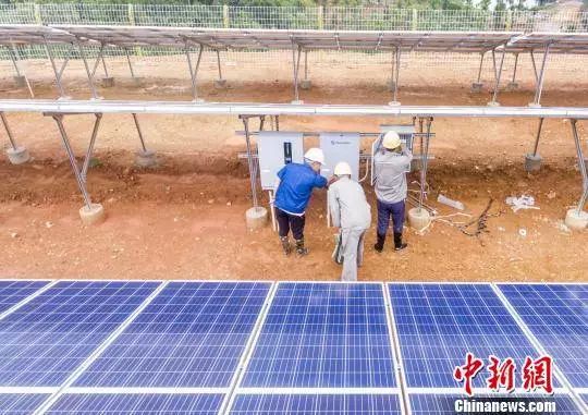 今年以来,江西都昌县在150个贫困村分批建设光伏扶贫电站工程。 傅建斌 摄