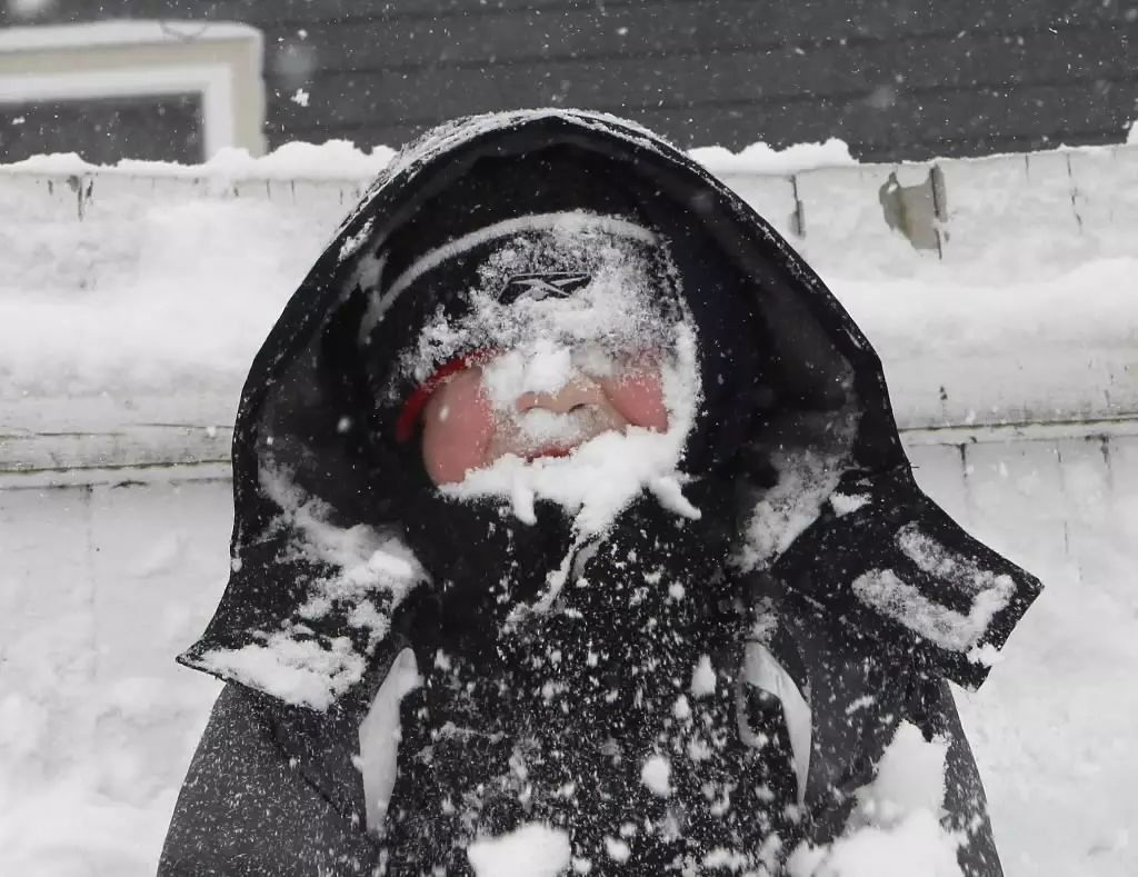 路滑扑街、裸奔、奇葩，北美一下雪，街上全是熊孩子