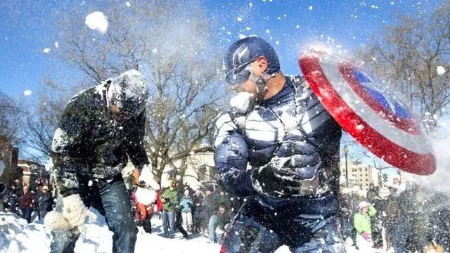 路滑扑街、裸奔、奇葩，北美一下雪，街上全是熊孩子