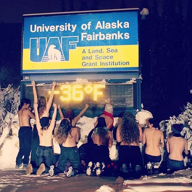 路滑扑街、裸奔、奇葩，北美一下雪，街上全是熊孩子