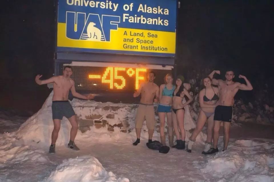 路滑扑街、裸奔、奇葩，北美一下雪，街上全是熊孩子