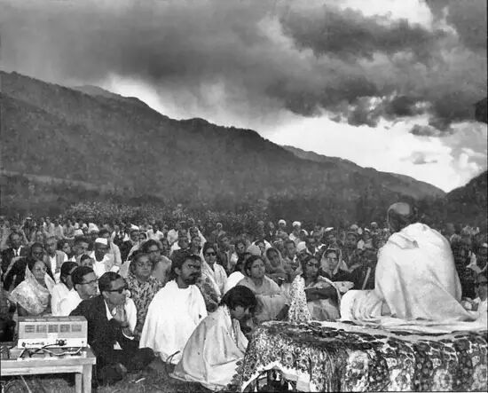 美媒:美国大选里有邪教的魔影!