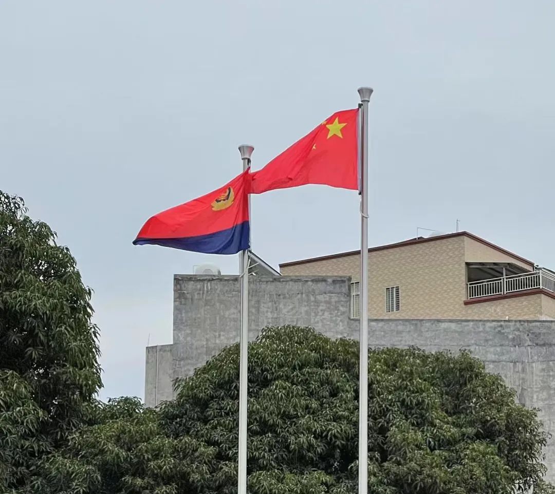 信宜市公安局举行升国旗警旗仪式迎接首个中国人民警察节