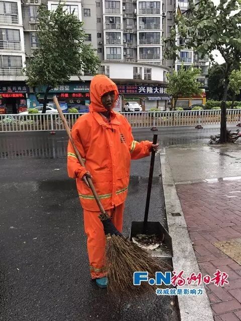 一线剪影：防台风 他们在坚守