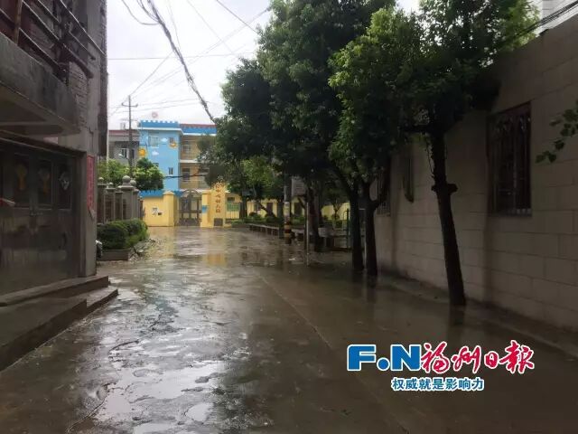 一线剪影：防台风 他们在坚守