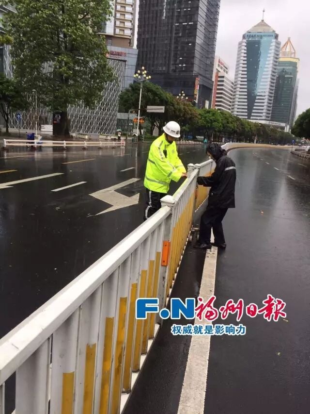 一线剪影：防台风 他们在坚守