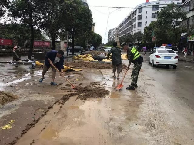 一线剪影：防台风 他们在坚守