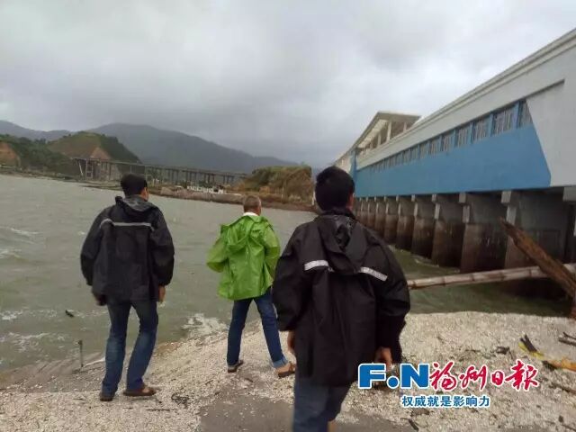 一线剪影：防台风 他们在坚守