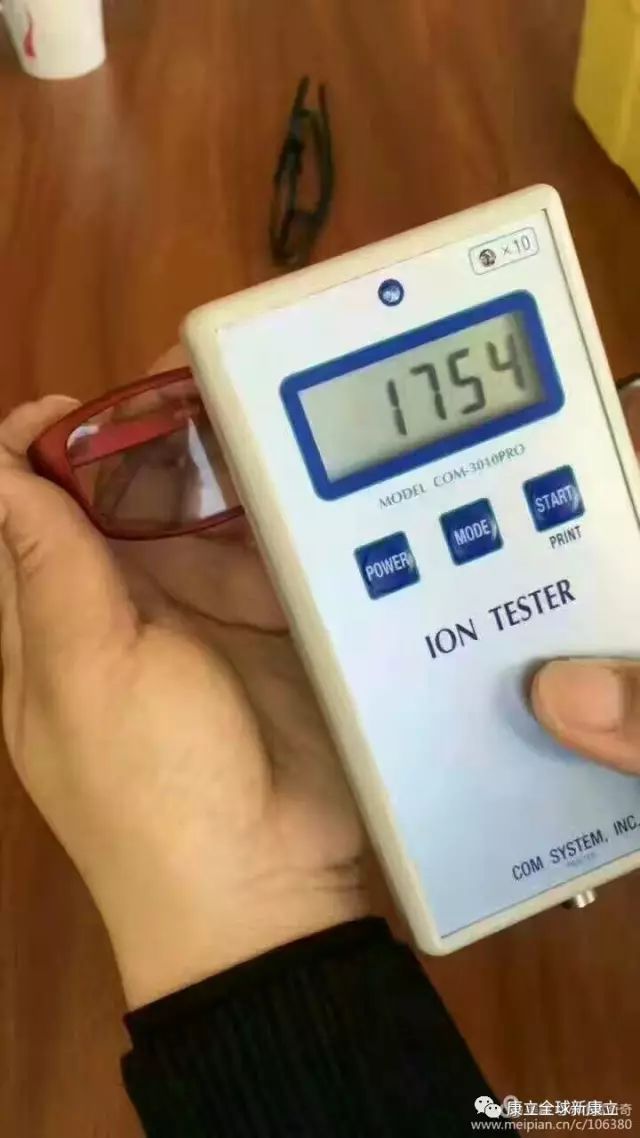 你真的不要再熬夜看手机了......手机蓝光会杀你的眼睛_康立负离子眼镜_新康立健康产业有限公司 你真的不要再熬夜看手机了......手机蓝光会杀你的眼睛_康立负离子眼镜_2017-6-18 21:23