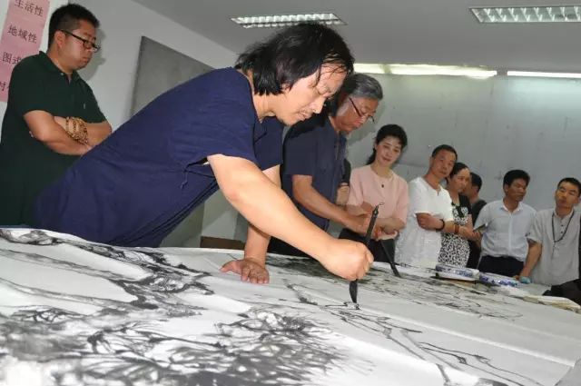 中国画院中国画名家采风团走进藏族汇报展开幕