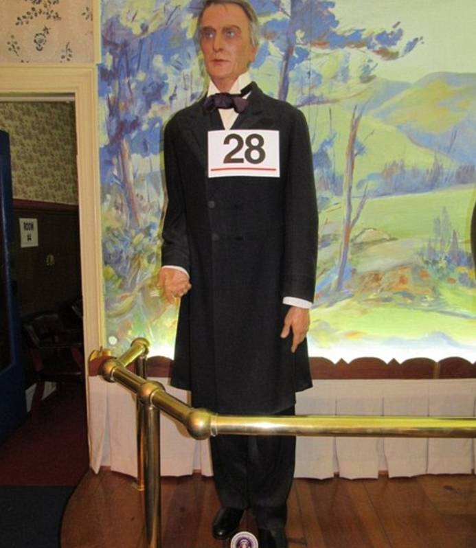 美国有一座总统蜡像馆，但是画风比较“违法”，看一眼就瞎了