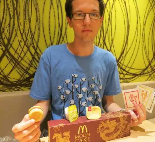 29岁的他吃遍53个国家的麦当劳，中国的颜色最可怕，日本的最奇葩