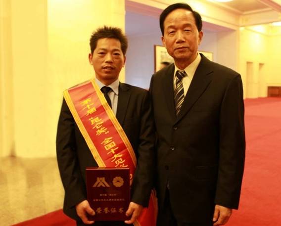 【温暖中国】创新巡防出租车模式 警民联手守