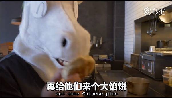 搞笑！中国小哥将中国干拌面和大馅饼带进高档西餐厅冒充意面和披萨！顾客：太高逼格太好吃了！（视频） - 7