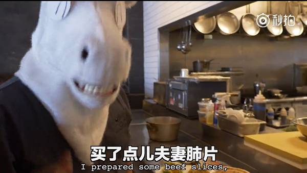搞笑！中国小哥将中国干拌面和大馅饼带进高档西餐厅冒充意面和披萨！顾客：太高逼格太好吃了！（视频） - 6