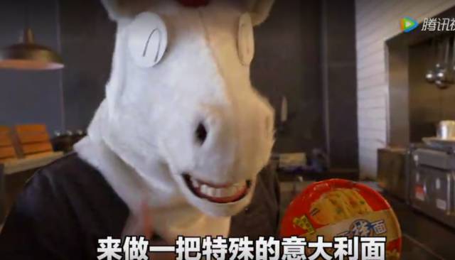 搞笑！中国小哥将中国干拌面和大馅饼带进高档西餐厅冒充意面和披萨！顾客：太高逼格太好吃了！（视频） - 2