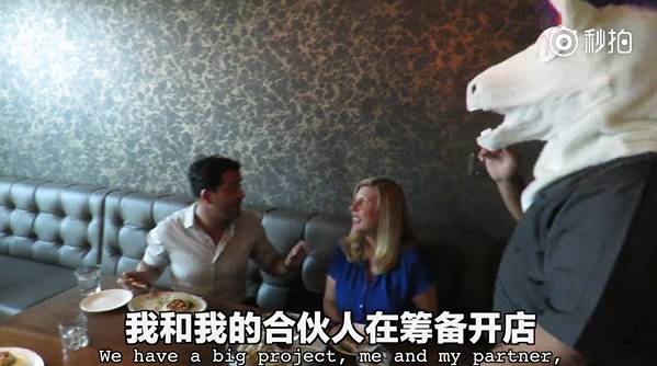 搞笑！中国小哥将中国干拌面和大馅饼带进高档西餐厅冒充意面和披萨！顾客：太高逼格太好吃了！（视频） - 36