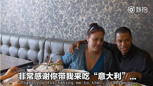 搞笑！中国小哥将中国干拌面和大馅饼带进高档西餐厅冒充意面和披萨！顾客：太高逼格太好吃了！（视频） - 49