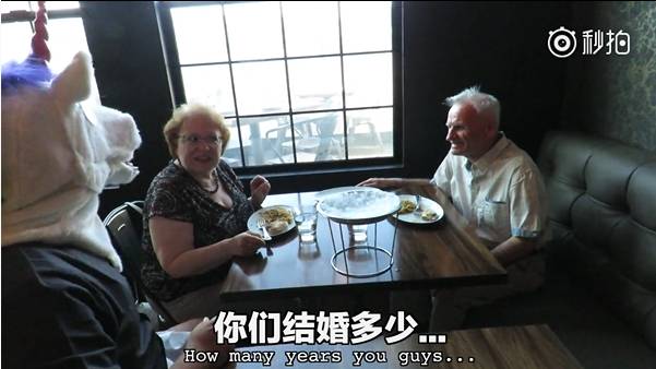 搞笑！中国小哥将中国干拌面和大馅饼带进高档西餐厅冒充意面和披萨！顾客：太高逼格太好吃了！（视频） - 39