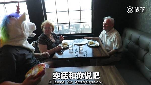 搞笑！中国小哥将中国干拌面和大馅饼带进高档西餐厅冒充意面和披萨！顾客：太高逼格太好吃了！（视频） - 42