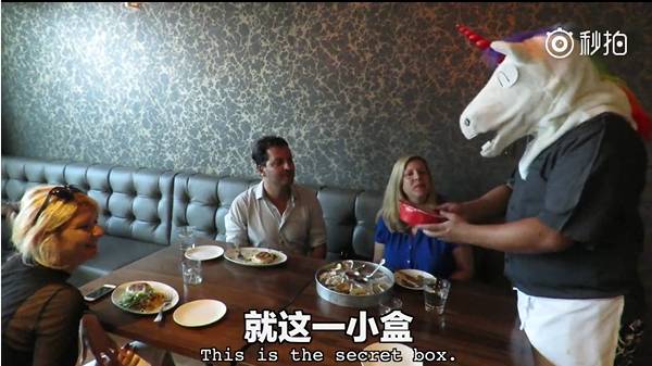 搞笑！中国小哥将中国干拌面和大馅饼带进高档西餐厅冒充意面和披萨！顾客：太高逼格太好吃了！（视频） - 46