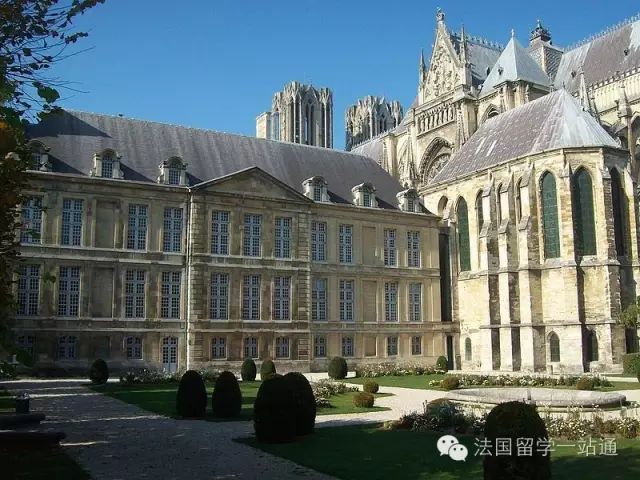 La Salle du Trésore - Palais du Tau vu des jardins et la Cathédrale.jpg