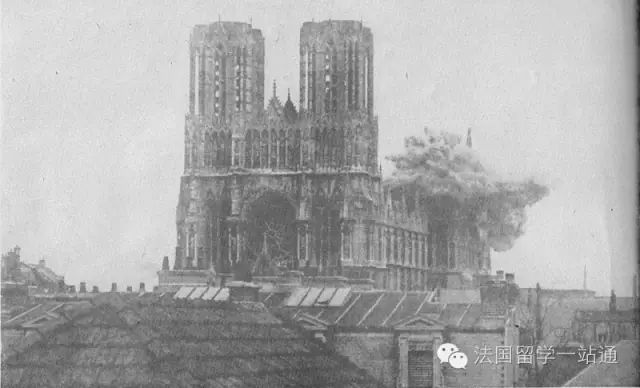 Bombardement de la Cathedral en septembre 1914.jpg