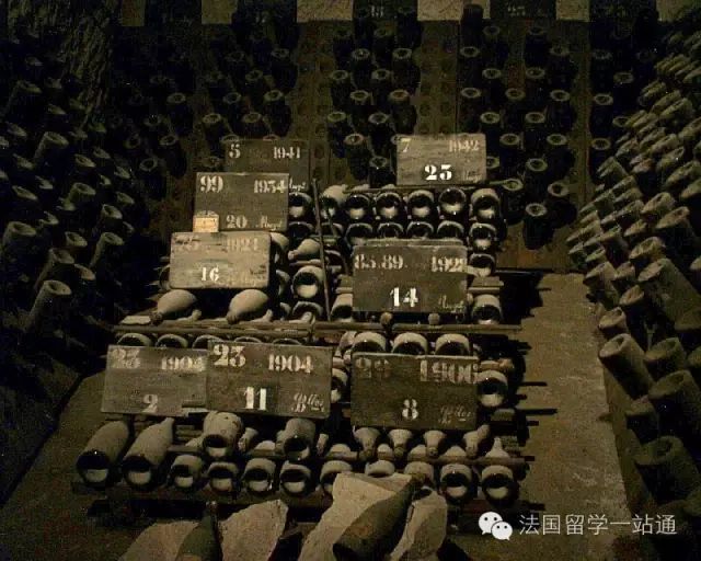 Bouteilles de champagne dans les caves de la ville.jpg