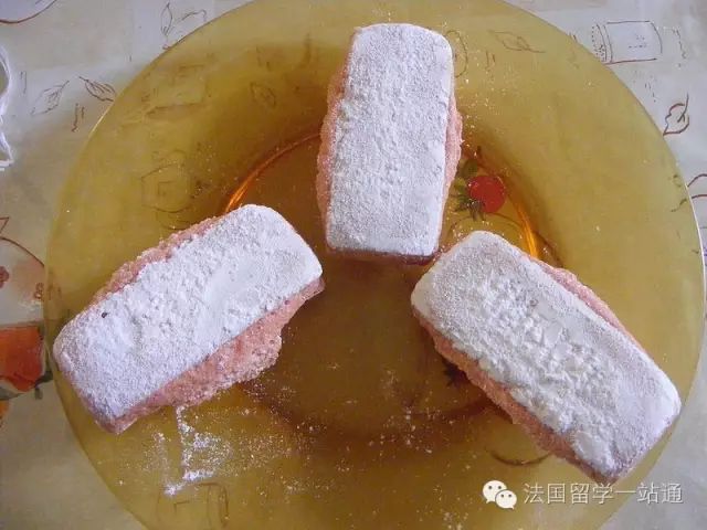 Trois biscuits roses de Reims.jpg