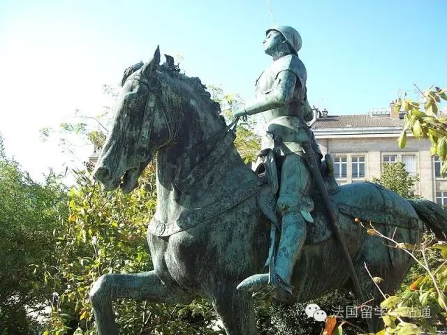 Statue de Jeanne d'Arc place du Cardinal-Luçon.jpg
