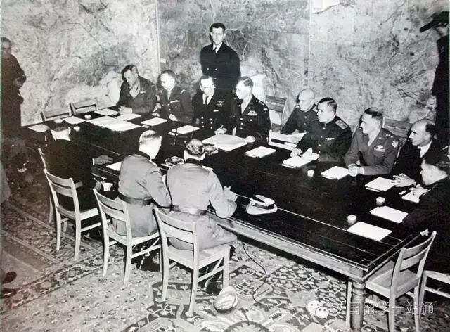 Signature de l'acte de reddition_le_7_mai_1945.jpg
