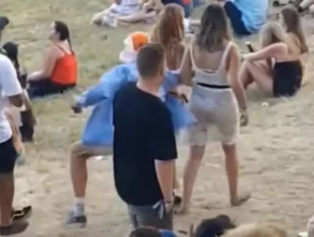 裸身女子新西兰音乐节上遭袭胸，但她下一秒举动被上万人转发！(视频) - 2