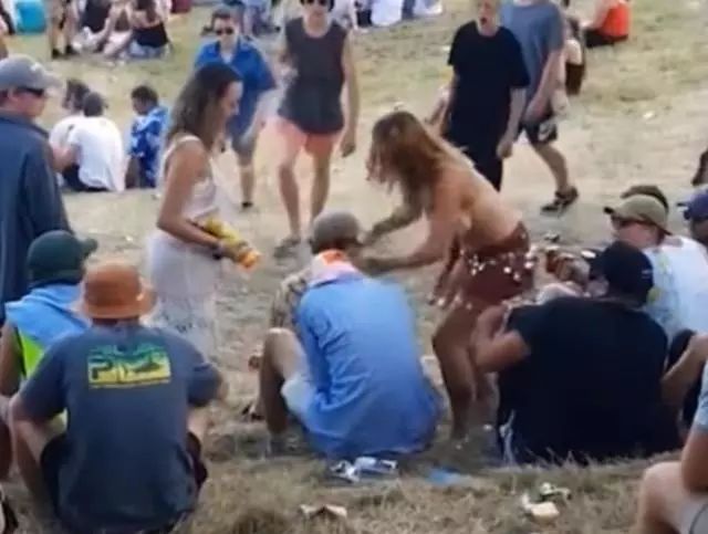 裸身女子新西兰音乐节上遭袭胸，但她下一秒举动被上万人转发！(视频) - 4