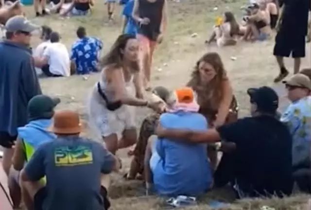 裸身女子新西兰音乐节上遭袭胸，但她下一秒举动被上万人转发！(视频) - 3