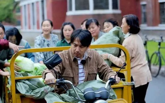 《极限挑战》复播，男人帮身穿军大衣造型接地气，这期上演怀旧风