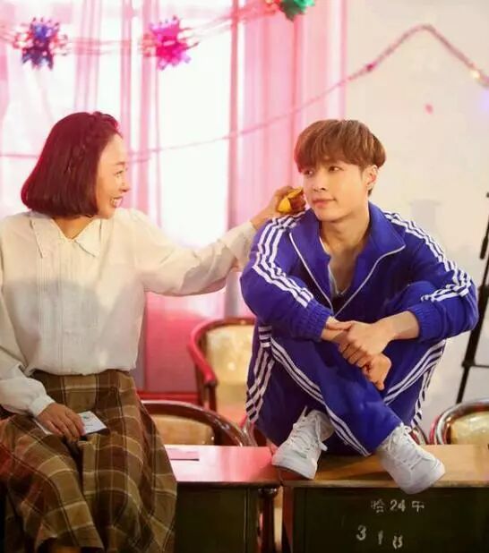 《极限挑战》复播，男人帮身穿军大衣造型接地气，这期上演怀旧风