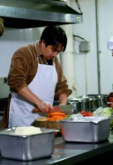 《极限挑战》复播，男人帮身穿军大衣造型接地气，这期上演怀旧风