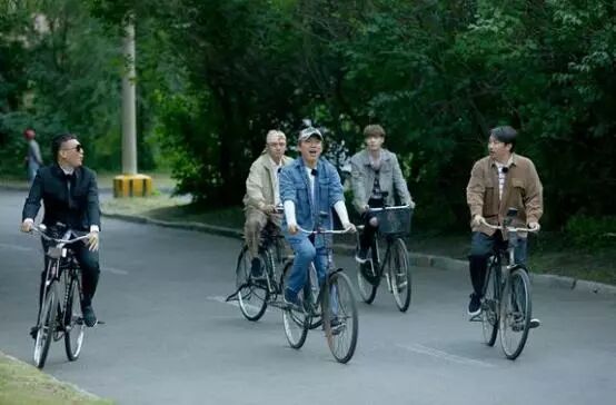 《极限挑战》复播，男人帮身穿军大衣造型接地气，这期上演怀旧风