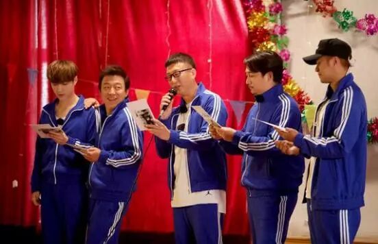 《极限挑战》复播，男人帮身穿军大衣造型接地气，这期上演怀旧风