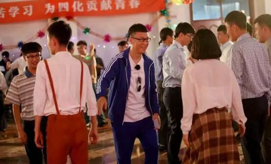 《极限挑战》复播，男人帮身穿军大衣造型接地气，这期上演怀旧风