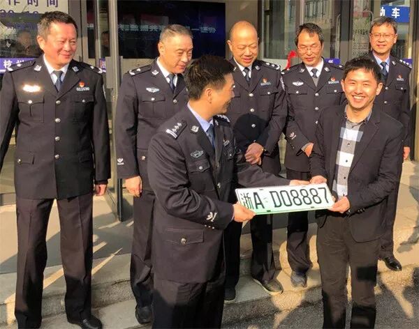 杭州第一块绿色车牌!6位数!浙江今起启用新能