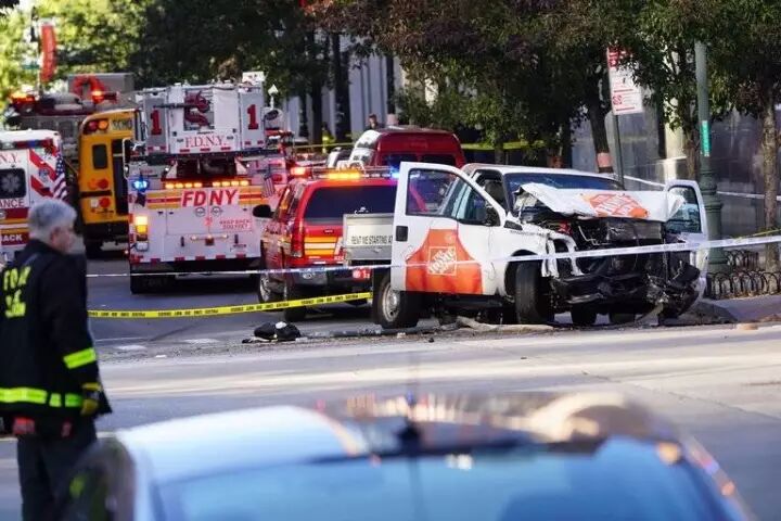 突发！纽约恐袭！凶手杀死8人后高喊“真主至上”，地上尸体和自行车残骸横陈...... - 1